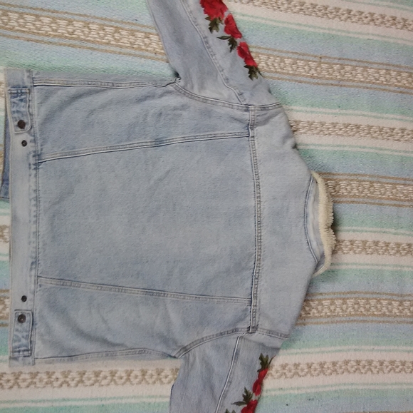 VINTAGE LEVI'S JEAN JACKET  ROSE EMBROIDERY  WOMEN'S MEDIUM - Picture 14 of 16
